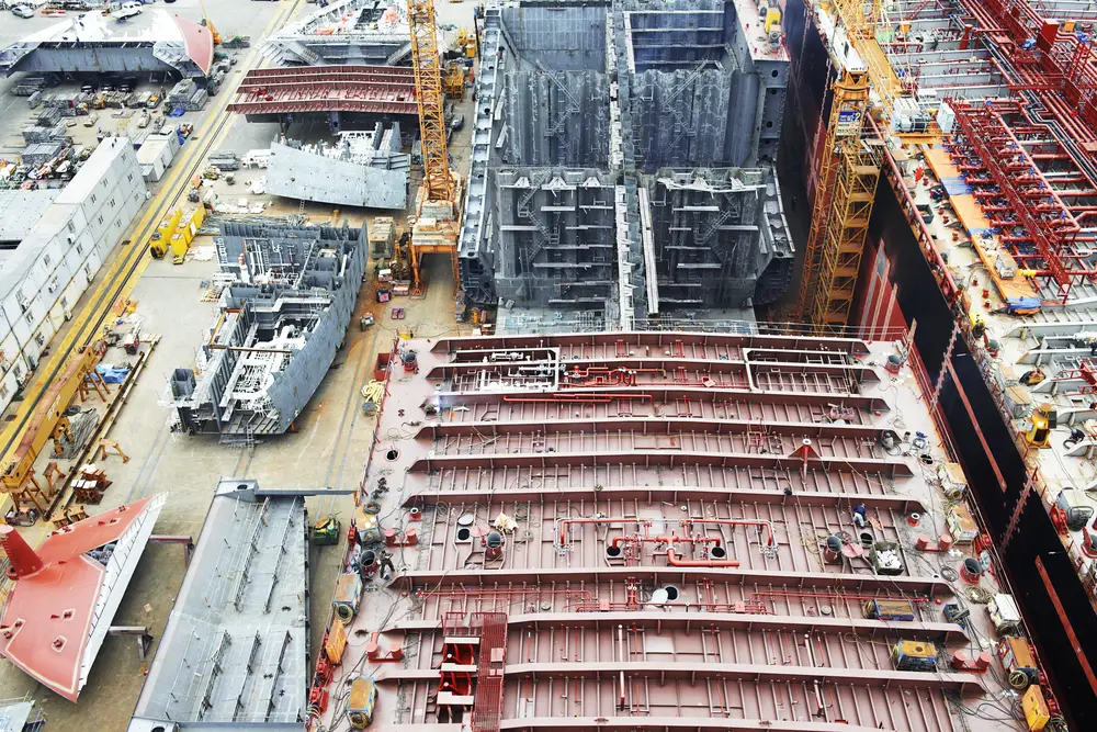 Vista aérea de un puerto de contenedores activo, vital para el Seguro de Transporte de Mercancías internacional.